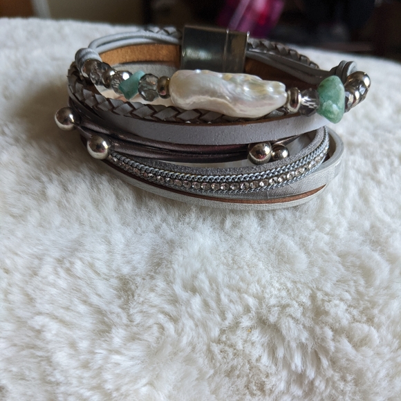 Jewelry - EUC Pearl Aquamarine Rhinestone Silver Grey Studded Boho Beach Bracelet